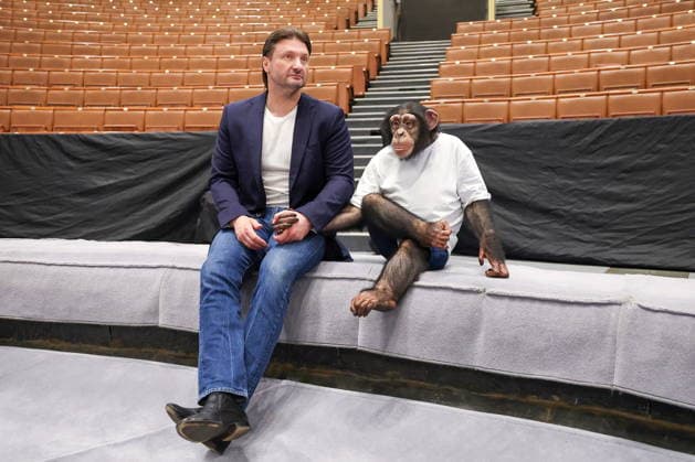 RUSSIA, MOSCOW - JUNE 15, 2026: Great Moscow State Circus General Director Edgard Zapashny and Germes the Chimp at the Great Moscow State Circus Moscow Russia  - ZUMAt113 20260615_zaa_t113_208 Copyright: xValeryxSharifulinx