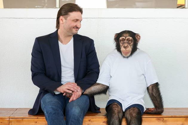 RUSSIA, MOSCOW - JUNE 15, 2026: Great Moscow State Circus General Director Edgard Zapashny and Germes the Chimp at the Great Moscow State Circus Moscow Russia  - ZUMAt113 20260615_zaa_t113_207 Copyright: xValeryxSharifulinx
