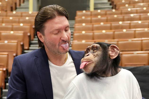 RUSSIA, MOSCOW - JUNE 15, 2026: Great Moscow State Circus General Director Edgard Zapashny and Germes the Chimp at the Great Moscow State Circus Moscow Russia  - ZUMAt113 20260615_zaa_t113_209 Copyright: xValeryxSharifulinx