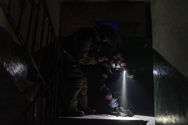 Ukrainian firefighters battle blaze after Russian drone strike in Druzhkivka DRUZHKIVKA, UKRAINE - JUNE 17: Ukrainian firefighters work inside a residential building following a Russian drone attack in Druzhkivka, Ukraine, on June 17, 2026. Diego Herrera Carcedo Anadolu Ukraine Donetsk. Editorial use only. Please get in touch for any other usage.  Copyright: x2026xAnadoluxDiegoxHerreraxCarcedox