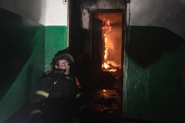 Ukrainian firefighters battle blaze after Russian drone strike in Druzhkivka DRUZHKIVKA, UKRAINE - JUNE 17: A Ukrainian firefighter rests inside a residential building while responding to the aftermath of a Russian drone attack in Druzhkivka, Ukraine, on June 17, 2026. Diego Herrera Carcedo Anadolu Ukraine Donetsk. Editorial use only. Please get in touch for any other usage.  Copyright: x2026xAnadoluxDiegoxHerreraxCarcedox
