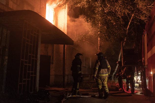 Ukrainian firefighters battle blaze after Russian drone strike in Druzhkivka DRUZHKIVKA, UKRAINE - JUNE 17: Ukrainian firefighters stand outside a residential building damaged by a fire following a Russian drone attack in Druzhkivka, Ukraine, on June 17, 2026. Diego Herrera Carcedo Anadolu Ukraine Donetsk. Editorial use only. Please get in touch for any other usage.  Copyright: x2026xAnadoluxDiegoxHerreraxCarcedox
