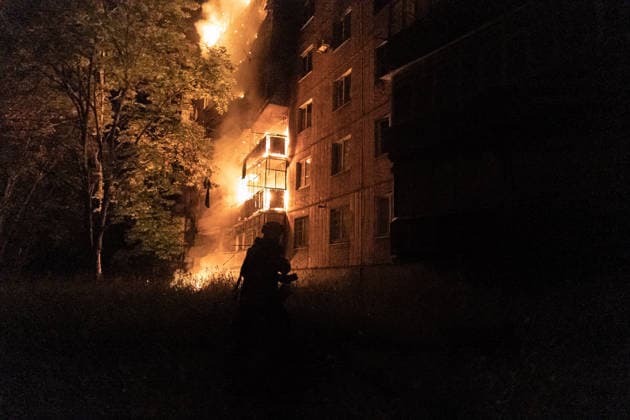 Ukrainian firefighters battle blaze after Russian drone strike in Druzhkivka DRUZHKIVKA, UKRAINE - JUNE 17: A residential building burns following a Russian drone attack in Druzhkivka, Ukraine, on June 17, 2026. Diego Herrera Carcedo Anadolu Ukraine Donetsk. Editorial use only. Please get in touch for any other usage.  Copyright: x2026xAnadoluxDiegoxHerreraxCarcedox