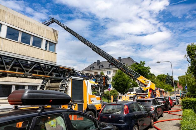 Fire in a Frankfurt High-Rise, June 17, 2026. On Wednesday afternoon, a fire broke out on a terrace on Geleitstraße in Frankfurt am Main’s Sachsenhausen district. At one point, the column of smoke was visible from kilometers away. Firefighters and police were on the scene with numerous personnel. Pictured