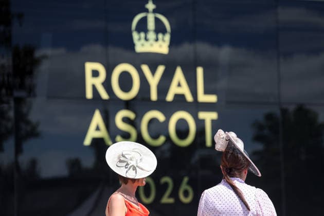 June 17, 2026, Ascot, Windsor, GBR Fashion, women wearing hats at the racecourse Ascot racecourse spectators, visitors, audience, women, hats, headwear, fashion, elegance, elegant, stylish, feminine 260617D515ROYAL ASCOT JPG,detected_source_language