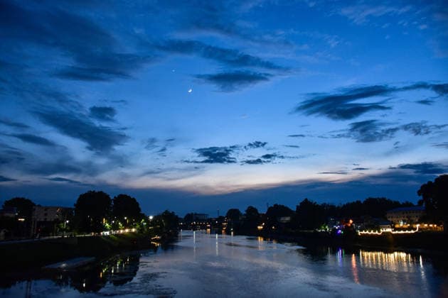 June 17, 2026, Srinagar, India: A crescent Moon along with Venus and Jupiter is seen in the evening sky during a rare alignment of planets in Srinagar, the summer capital of Jammu and Kashmir. Srinagar India  - ZUMAs197 20260617_aaa_s197_183 Copyright: xSaqibxMajeedx