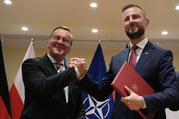 June 17, 2026, Warsaw, Masovian Voivodeship, Poland: BORIS PISTORIUS, the German Minister of National Defence, and WLADYSLAW KOSINIAK-KAMYSZ, the Polish Minister of National Defence, clasp hands after signing an agreement of cooperation during a meeting at the Polish Ministry of National Defence in Warsaw. The two ministers signed a new defence agreement between Germany and Poland that covers cooperation in the scope of military mobility, the development of logistical support infrastructure, maritime cooperation in the Baltic Sea, cybersecurity, and space. Warsaw Poland - ZUMAk204 20260617_zip_k204_048 Copyright: xRomanxKozielx