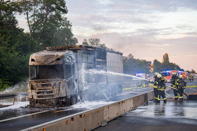 Truck-Trailer Combination Fully Ablaze on the A60 On June 17, 2026, a truck-trailer combination caught fire in the cab area on the A60 near Rüsselsheim