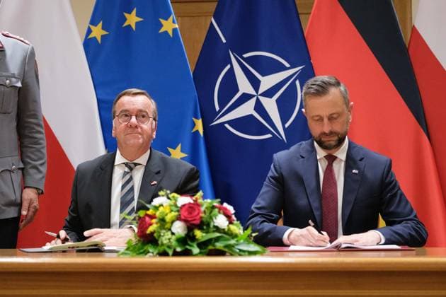 June 17, 2026, Warsaw, Masovian Voivodeship, Poland: BORIS PISTORIUS, the German Minister of National Defence, and WLADYSLAW KOSINIAK-KAMYSZ, the Polish Minister of National Defence, sign an agreement of cooperation during a meeting at the Polish Ministry of National Defence in Warsaw. The two ministers signed a new defence agreement between Germany and Poland that covers cooperation in the scope of military mobility, the development of logistical support infrastructure, maritime cooperation in the Baltic Sea, cybersecurity, and space. Warsaw Poland - ZUMAk204 20260617_zip_k204_017 Copyright: xRomanxKozielx