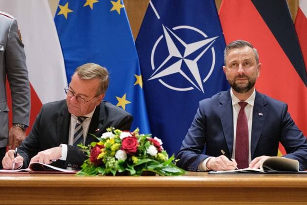 June 17, 2026, Warsaw, Masovian Voivodeship, Poland: BORIS PISTORIUS, the German Minister of National Defence, and WLADYSLAW KOSINIAK-KAMYSZ, the Polish Minister of National Defence, sign an agreement of cooperation during a meeting at the Polish Ministry of National Defence in Warsaw. The two ministers signed a new defence agreement between Germany and Poland that covers cooperation in the scope of military mobility, the development of logistical support infrastructure, maritime cooperation in the Baltic Sea, cybersecurity, and space. Warsaw Poland - ZUMAk204 20260617_zip_k204_021 Copyright: xRomanxKozielx