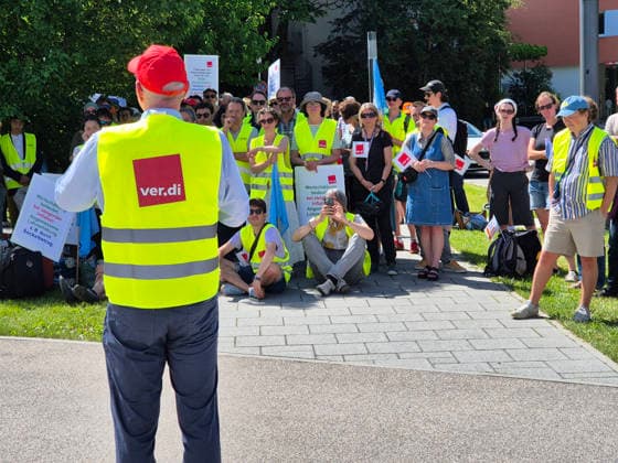 MÜNCHEN, DEUTSCHLAND, 18. JUNI 2026 Mitarbeiter des Bayerischen Rundfunks (BR) nehmen an einem Warnstreik teil, der von ver.di und dem Bayerischen Journalistenverband (BJV) im Rahmen eines laufenden Tarifkonflikts organisiert wurde. Warnstreik beim Bayerischen Rundf Copyright: xx