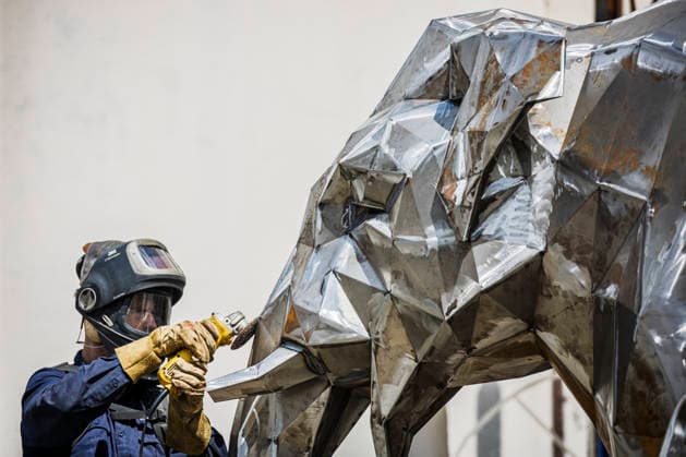 News Bilder des Tages As part of the Metal Symposium, Australian artist Matt Hill, pictured, creates a sculpture of the famous trained elephant Hansken, who traveled throughout Europe in the 17th century and, according to historical records, also visited Mlada Boleslav, in Mlada Boleslav, Czech Republic, on June 18, 2026. During the symposium, metal sculptors and artistic blacksmiths from Australia, Argentina, New Zealand, and Romania are creating sculptures for public spaces. (CTKxPhoto RadekxPetrasek) CTKPhotoP2026061806103 CTKPhotoP2026061806103