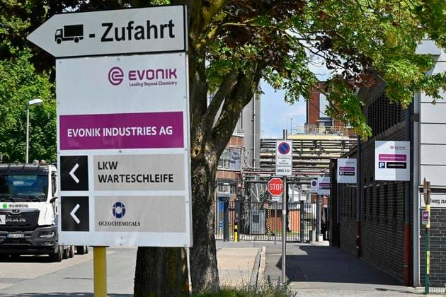 Evonik Plans to Close Witten Site in 2027 FOR EDITORIAL PURPOSES ONLY EDITORIAL USE ONLY p View of the plant gate on Arthur Imhausen Straße The chemical company Evonik Industries AG, photographed on June 18, 2026, plans to close its Witten site, located on Arthur Imhausen Street between Dortmunder Street and Anne Copyright: JürgenxTheobald doc86cd756qjcndlz7t29 ,EDITORIAL USE ONLY Copyright: JürgenxTheobald