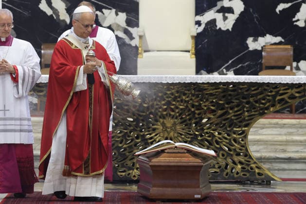 News Bilder des Tages Funeral service of Cardinal Camillo Ruini at the Vatican VATICAN CITY, VATICAN, JUNE 18: Pope Leo XIV blesses the coffin of Cardinal Camillo Ruini at the end of his funeral mass in St. Peter’s Basilica at the Vatican on June 18, 2026. Ruini, who served as Cardinal Vicar of Rome and president of the Italian Episcopal Conference and was one of the representatives of the conservative wing of the Catholic Church, died in Rome, Italy, on June 16 at the age of 95. Riccardo De Luca Anadolu Vatican City Vatican. Editorial use only. Please get in touch for any other usage.  Copyright: x2026xAnadoluxRiccardoxDexLucax