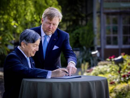 Leiden, The Netherlands, 2026-06-18 15:16:48 LEIDEN, 18-06-2026, Leiden University At the invitation of King Willem-Alexander and Queen Maxima, Emperor Naruhito of Japan is paying a state visit to the Netherlands. Emperor Naruhito is accompanied by Her Majesty Empress Masako. The state visit is a confirmation of the close and historic relationship between Japan and the Netherlands. The countries share 426 years of bilateral relations. PHOTO: NLBeeld POOL Albert Nieboer In the photo: Emperor Naruhito and King Willem-Alexander visit Leiden University. In the Academy Building, they visit a temporary exhibition of objects from various Leiden Japan collections, the Sweat Room where graduates sign their names, and the Senate Chamber. Credit: Copyright: xx x