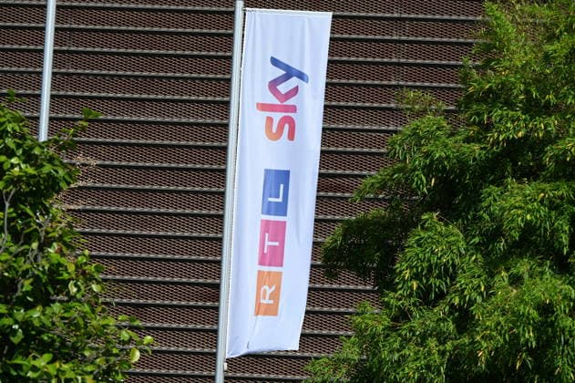 Logo, RTL Television lettering; RTL for short, short for Radio Télévision Luxembourg, a German-language private broadcaster owned by the RTL Group and headquartered in Cologne. It originated as an offshoot of the German-language radio station Radio Luxembourg. RTL Deutschland and Sky Deutschland are now a joint venture and are thus among the leading providers in th