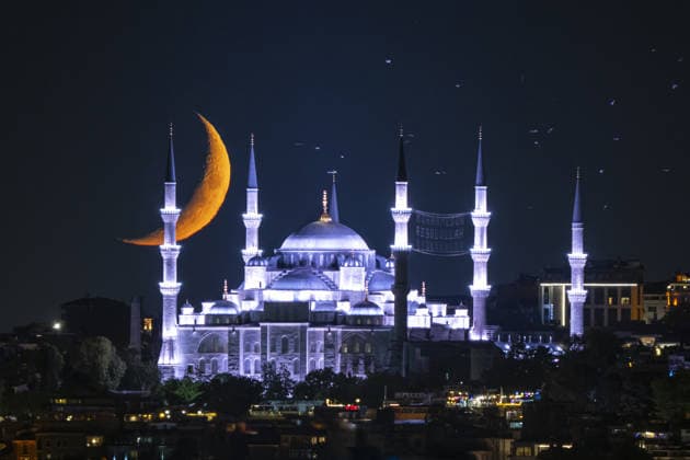 Crescent moon rises beside Sultanahmet Mosque in Istanbul ISTANBUL, TURKIYE - JUNE 18: The crescent moon is seen alongside the Sultanahmet Mosque, also known as the Blue Mosque, in Istanbul, Turkiye, on June 18, 2026. Isa Terli Anadolu Istanbul Turkey. Editorial use only. Please get in touch for any other usage.  Copyright: x2026xAnadoluxIsaxTerlix