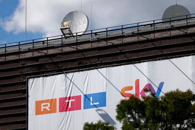 A few weeks ago, a poster at the headquarters of the TV network RTL on Picassoplatz in Cologne-Deutz announced the merger with Sky. RTL is in the midst of a crisis caused by pressure from ratings and fierce competition from streaming services. With the acquisition of Sky Deutschland, effective June 1, 2026, for at least 150 million euros, th Copyright: xChristophxHardtx