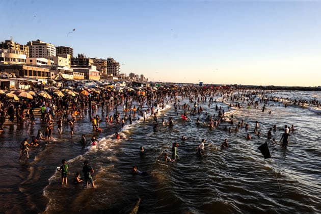 Gazans gather along the coast to escape heat and hardship GAZA CITY, GAZA, PALESTINE - JUNE 19: Palestinian families spend time along the coast of Gaza City in the evening, seeking relief from rising temperatures and difficult living conditions during sunset in Gaza, Palestine, on June 19, 2026. Ali Jadallah Anadolu Gaza City Gaza. Editorial use only. Please get in touch for any other usage.  Copyright: x2026xAnadoluxAlixJadallahx