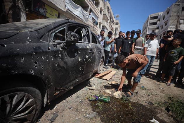 Palestinians Inspect Damaged Vehicles At The Site Of An Israeli Strike Palestinians inspect damaged vehicles at the site of an Israeli military operation in Gaza City, on June 22, 2026. Gaza Palestine  Copyright: xMajdixFathix originalFilename: fathi-notitle260622_npnAQ