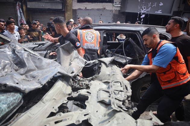 Palestinians Inspect Damaged Vehicles At The Site Of An Israeli Strike Palestinians inspect damaged vehicles at the site of an Israeli military operation in Gaza City, on June 22, 2026. Gaza Palestine  Copyright: xMajdixFathix originalFilename: fathi-notitle260622_npLRi