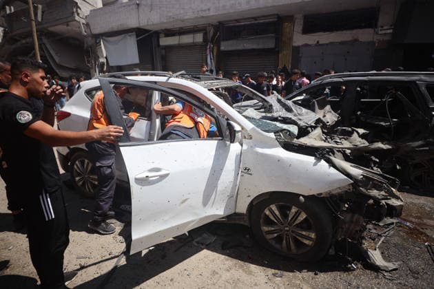 Palestinians Inspect Damaged Vehicles At The Site Of An Israeli Strike Palestinians inspect damaged vehicles at the site of an Israeli military operation in Gaza City, on June 22, 2026. Gaza Palestine  Copyright: xMajdixFathix originalFilename: fathi-notitle260622_np1B5