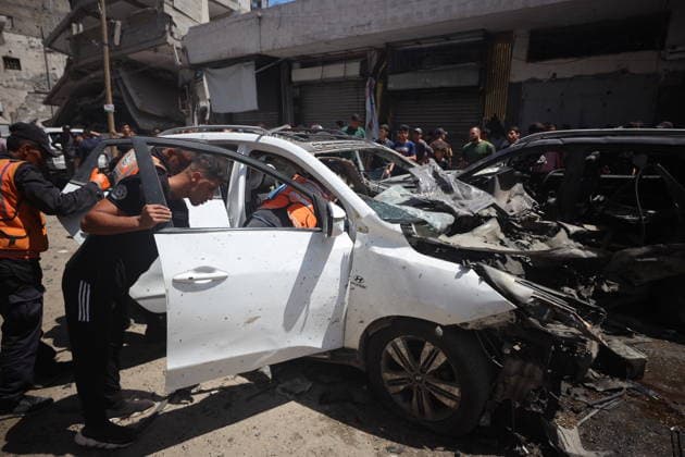 Palestinians Inspect Damaged Vehicles At The Site Of An Israeli Strike Palestinians inspect damaged vehicles at the site of an Israeli military operation in Gaza City, on June 22, 2026. Gaza Palestine  Copyright: xMajdixFathix originalFilename: fathi-notitle260622_np2zm