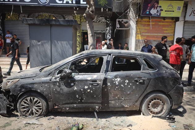 Palestinians Inspect Damaged Vehicles At The Site Of An Israeli Strike Palestinians inspect damaged vehicles at the site of an Israeli military operation in Gaza City, on June 22, 2026. Gaza Palestine  Copyright: xMajdixFathix originalFilename: fathi-notitle260622_np4mt