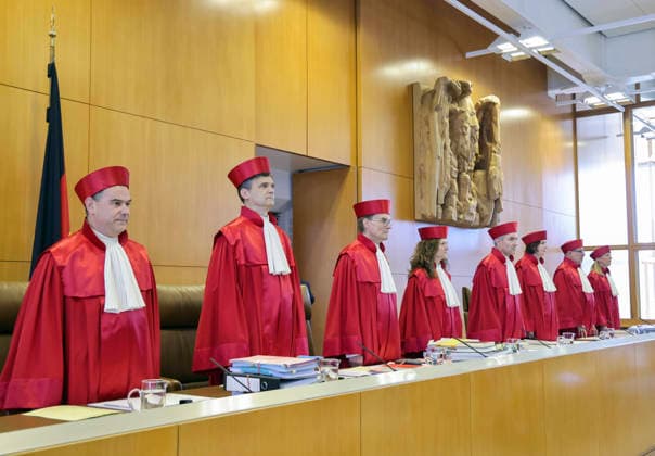 News Bilder des Tages Vor dem Bundesverfassungsgericht in Karlsruhe hat am Dienstag (23.06.2026) die muendliche Verhandlung ueber die Beschwerden von ARD und ZDF gegen die ausgebliebene Erhoehung des Rundfunkbeitrags begonnen (Foto v.l.: Richter des Ersten Senats des Bundesverfassungsgerichts, Guenther Spinner, Martin Eifert, Henning Radkte, Ines Haertel (Härtel), Stephan Harbarth, Yvonne Ott, Heinrich Amadeus Wolff und Miriam Messling (Meßling)). Die Sender zogen im November 2024 nach Karlsruhe, nachdem die Bundeslaender die von der Finanzkommission KEF empfohlene Anhebung zum 1. Januar 2025 um 58 Cent auf monatlich 18,94 Euro nicht umgesetzt hatten (AZ: 1 BvR 2524 24 und 1 BvR 2525 24). Ein Urteil wird erst in einigen Wochen erwartet. (Siehe epd-Meldung vom Copyright: epd-bild JoergxDonecker jodo_foto_BVG24