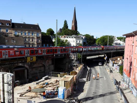 CNTV STERNBRUECKE Preparations for the transport of the new Sternbrücke Preparations carried out on the subgrade and road surface for the transport Streetlights, traffic signs, and bushes have been removed. Intersection of Stresemannstraße and Max-Brauer-Allee, June 26, 2026, Hamburg. The road closure will last until early September. Hamburg, Germany