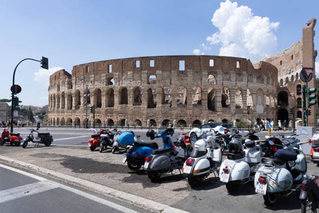 IPA86089411 - Vespa scooters parked in front of the Colosseum in Rome  Copyright: xMatteoxNardonex xx 86089411