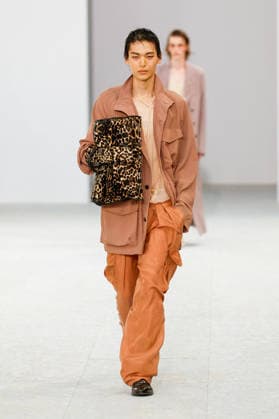 Dries Van Noten Men s Ready-to-Wear Spring Summer 2027 Fashion Show during Paris Fashion Week, France, on June 25, 2026 Bestimage Runway during the Dries Van Noten Men’s Spring Summer 2027 fashion show as part of Paris Fashion Week on June 25, 2026 in Paris, France Paris, France Copyright: xAgencex xBestimagexAgencex xBestimagex