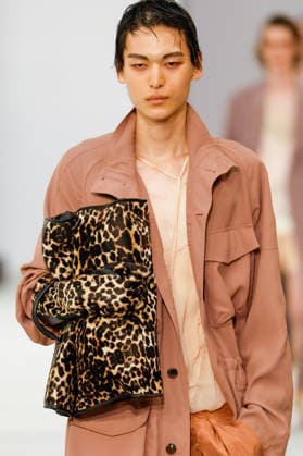 Dries Van Noten Men s Ready-to-Wear Spring Summer 2027 Fashion Show during Paris Fashion Week, France, on June 25, 2026 Bestimage Runway during the Dries Van Noten Men’s Spring Summer 2027 fashion show as part of Paris Fashion Week on June 25, 2026 in Paris, France Paris, France Copyright: xAgencex xBestimagexAgencex xBestimagex