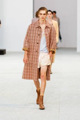 Dries Van Noten Men s Ready-to-Wear Spring Summer 2027 Fashion Show during Paris Fashion Week, France, on June 25, 2026 Bestimage Runway during the Dries Van Noten Men’s Spring Summer 2027 fashion show as part of Paris Fashion Week on June 25, 2026 in Paris, France Paris, France Copyright: xAgencex xBestimagexAgencex xBestimagex