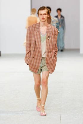 Dries Van Noten Men s Ready-to-Wear Spring Summer 2027 Fashion Show during Paris Fashion Week, France, on June 25, 2026 Bestimage Runway during the Dries Van Noten Men’s Spring Summer 2027 fashion show as part of Paris Fashion Week on June 25, 2026 in Paris, France Paris, France Copyright: xAgencex xBestimagexAgencex xBestimagex
