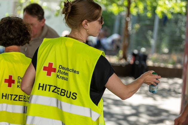 Record Heat in Stuttgart: DRK Heat Bus in Continuous Operation. The German Weather Service (DWD) has issued an official heat warning as thermometers in Stuttgart climb to record highs. To