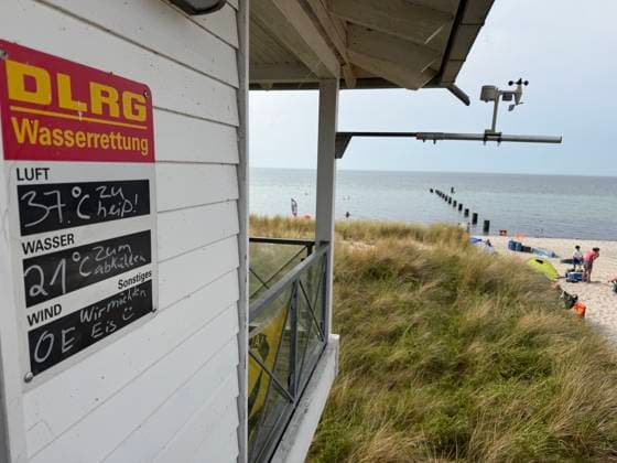 Rerik Baltic Sea Resort, Rerik, June 27, 2026. Heatwave on the Baltic Sea coast in Rerik. Today s temperature: 37 degrees, as measured by the DLRG. Behind it: the Rerik weather station. Location: Mecklenburg-Western Pomerania, Germany.