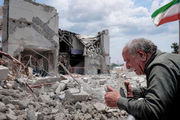 Iran Minab School Airstrikes Aftermath June 2026 An elderly man cries while holding a piece of rubble outside the destroyed Shajareh Tayyebeh Elementary School in Minab, Hormozgan Province, Iran, on June 6, 2026. The facility was hit by a missile strike on February 28, 2026, marking the first day of the USA-Israel war against Iran. The attack killed 156 civilians, including 120 schoolchildren. Minab Hormozgan Iran Copyright: xLaurinxStrelex