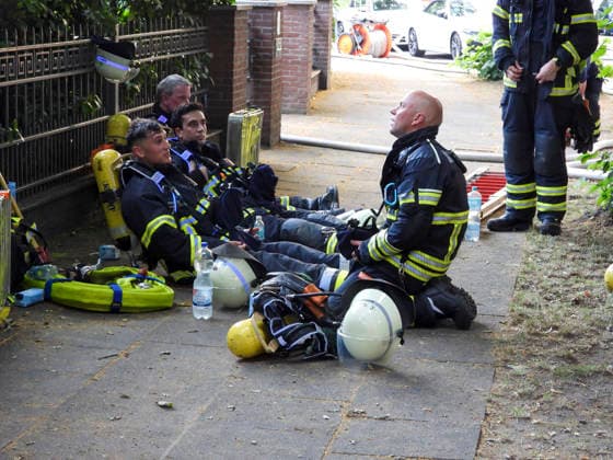 CNTV ROOF FIRE Roof truss fire at a villa. Due to the heat, the firefighters reached their physical limits and had to be rotated in and out several times. June 27, 2026, Hamburg-Wandsbek, Marienthal, Hamburg, Germany