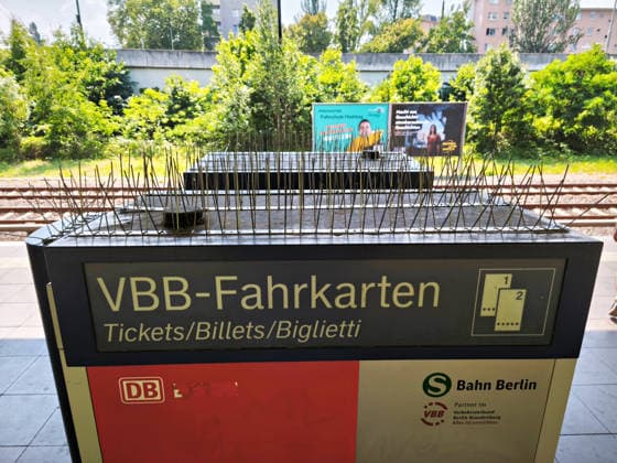 Berlin, June 28, 2026—On Sunday, amid midsummer temperatures, the VBB ticket machine at the Hohenzollerndamm S-Bahn station is equipped with protection against pigeons.