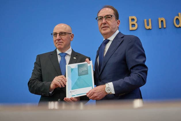 Presentation of the 2025 Report on the Protection of the Constitution at the Federal Press Conference in Berlin with Federal Minister of the Interior Alexander Dobrindt (C Copyright: epd-bild ChristianxDitsch D26D0630Verfassungsschutzbericht2025-100824