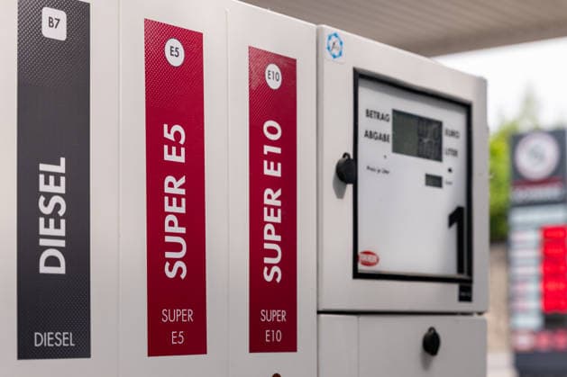 Gas pump dispensing diesel, Super E5, and Super E10 at gas station 04 06 26, Selters; stock photo, illustrative image, symbolic image, illustrative photo, everyday scene; close-up of a modern gas pump with the fuel types Diesel B7, Super E5, and Super E10. In the background, the price display of a gas Copyright: xThorstenxWagnerx