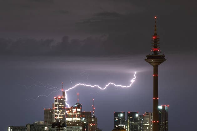 News Themen der Woche KW27 July 1, 2026, Frankfurt, Hesse, Germany: Lightning strikes over the skyline of the financial district in Frankfurt am Main, Germany. Frankfurt Germany - ZUMAb332 20260701_zip_b332_003 Copyright: xMatiasxBasualdox