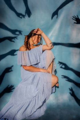 Distressed young woman surrounded by shadow hands Tulsa, Oklahoma, United States CR_KRRY260624-2064833-01 ,model released, Symbolfoto