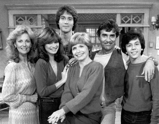 VALERIE BERTINELLI Apr. 26, 2007 - VALERIE BERTINELLI WITH SHELLEY FABARES , BOYD GAINES , BONNIE FRANKLIN , PAT HARRINGTON AND GLENN SCARPELLI IN ONE DAY AT A TIME .SUPPLIED BY SMP- TV-FILM STILL.VALERIE BERTINELLIRETRO Copyright: xSMPx