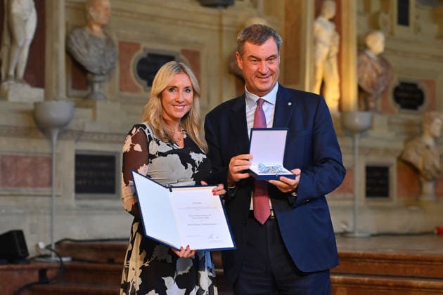 Anna STOLZ, Minister of State for Education and Cultural Affairs, receives the Bavarian Order of Merit from Markus SOEDER, Minister-President of Bavaria and CSU Chairman. The award ceremony for the Bavarian Order of Merit took place at the Antiquariat der Residenz in Munich on July 3, 2026.
