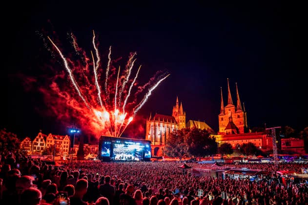 Clueso performing live at a concert on Domplatz in Erfurt, July 4, 2026 Foto:xM.xKremerx xFuturexImagex clueso_6731