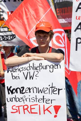 Ruhrpott Rebellion der IG-Metall in Duisburg. 04.07.2026, EU, DEU, Deutschland, Nordrhein-Westfalen, Duisburg: mehrere tausend IG-Metall Mitglieder und Verdi Mitglieder Demonstrieren unter den Motto Hände weg von Sozialstaat . Die Demonstration Sammelte sich vor dem DGB-Haus am Stapeltor und zog zur Kundgebung auf dem Opernplatz. Mit bundesweiten Aktionen machen die Gewerkschaften mobil gegen das Reformpaket, auf das sich die Berliner Regierungskoalition in der vergangenen Woche verständigt hat. Sie fordern Veränderungen in der parlamentarischen Beratung des Pakets, das die Redner bei der Kundgebung auf dem Opernplatz als Verteilung von unten nach oben scharf kritisierten. EU, DEU, Germany, North Rhine-Westphalia, Duisburg: sever