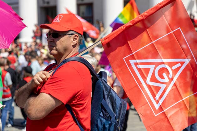 Ruhrpott Rebellion der IG-Metall in Duisburg. 04.07.2026, EU, DEU, Deutschland, Nordrhein-Westfalen, Duisburg: mehrere tausend IG-Metall Mitglieder und Verdi Mitglieder Demonstrieren unter den Motto Hände weg von Sozialstaat . Die Demonstration Sammelte sich vor dem DGB-Haus am Stapeltor und zog zur Kundgebung auf dem Opernplatz. Mit bundesweiten Aktionen machen die Gewerkschaften mobil gegen das Reformpaket, auf das sich die Berliner Regierungskoalition in der vergangenen Woche verständigt hat. Sie fordern Veränderungen in der parlamentarischen Beratung des Pakets, das die Redner bei der Kundgebung auf dem Opernplatz als Verteilung von unten nach oben scharf kritisierten. EU, DEU, Germany, North Rhine-Westphalia, Duisburg: sever