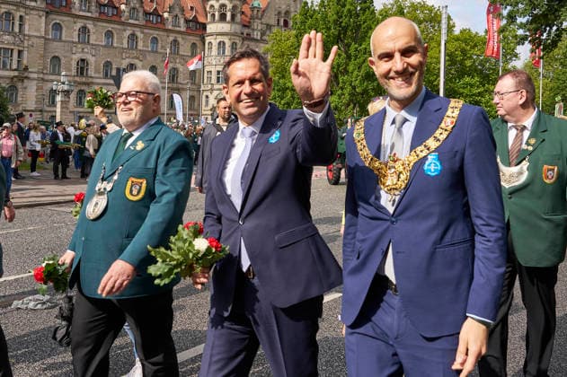 Andreas Schnelle, Olaf Lies, and Belit Onay at the marksmen s parade for the 497th Schützenfest in downtown Hanover, July 5, 2026 Foto:xU.xStammx xFuturexImagex schuetzenausmarsch_6710